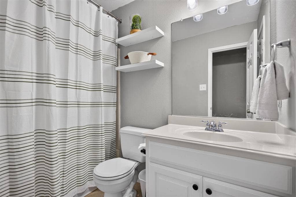 4001 Bridge Water Road, Heartland, TX 75126 Guest bath