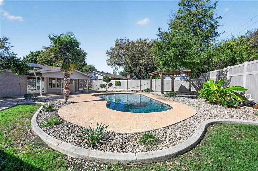 Property photo for 521 E Glendale Street, Crowley, TX