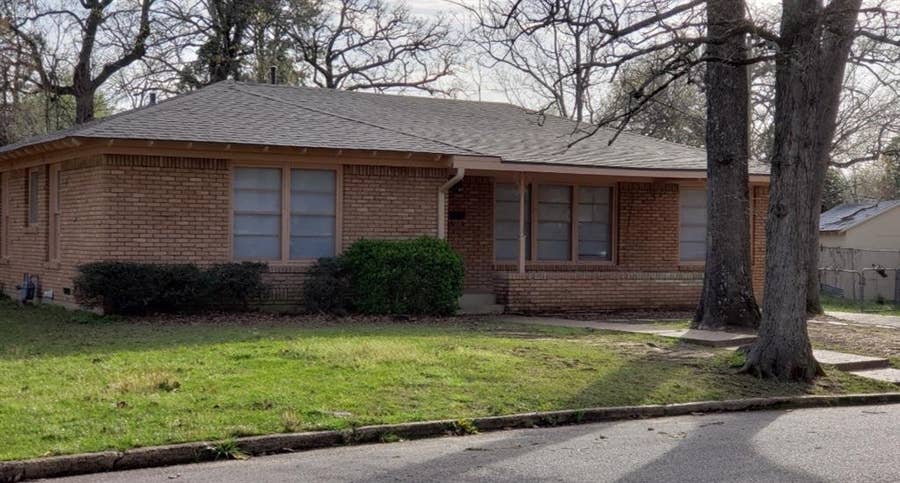 Property photo for 1900 Harrison Avenue, Paris, TX