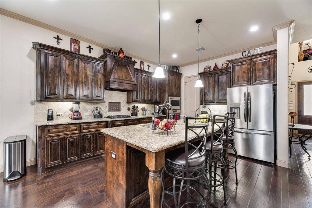 5056 Empire Way, Irving, TX 75038 Beautiful kitchen with stainless steel appliances