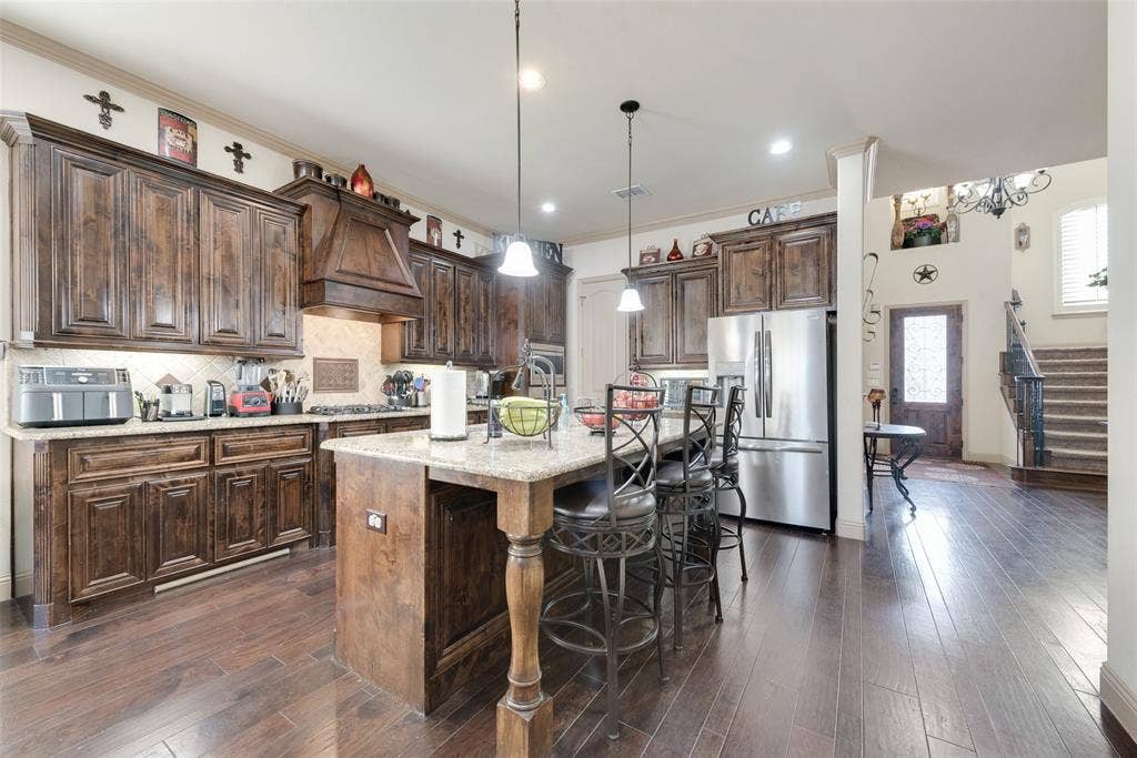 5056 Empire Way, Irving, TX 75038 Beautiful kitchen with stainless steel appliances