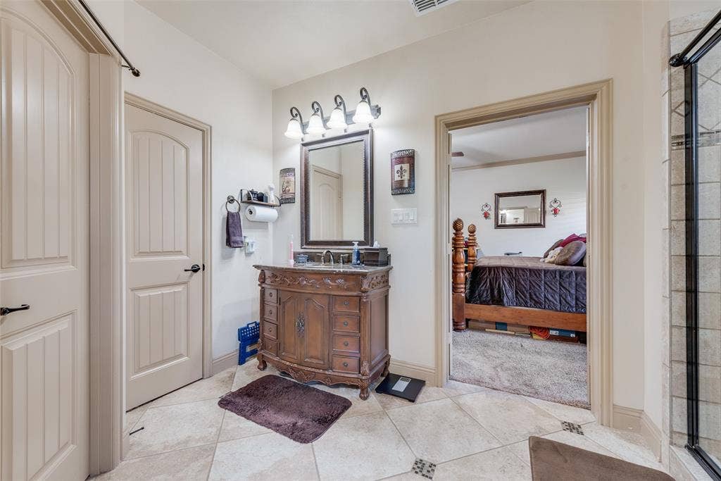 5056 Empire Way, Irving, TX 75038 Main Primary Bathroom with separate toilet area and large walk in closet
