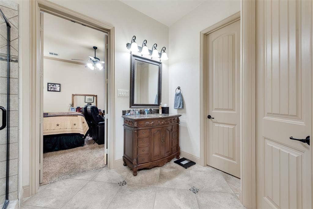 5056 Empire Way, Irving, TX 75038 Downstairs Primary bathroom #1 with large walk in closet