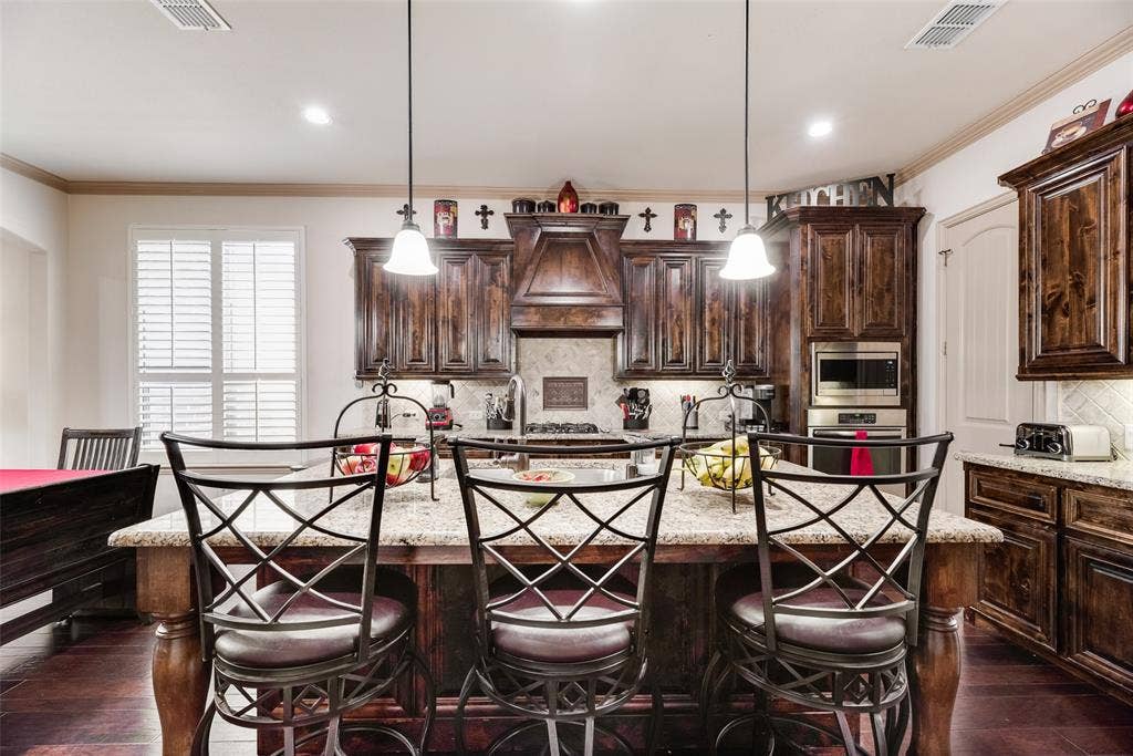 5056 Empire Way, Irving, TX 75038 5056 Empire Way, Irving, TX 75038