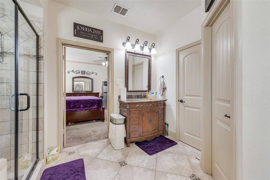 5056 Empire Way, Irving, TX 75038 Primary Bathroom #3 with separate toilet area and large walk in closet