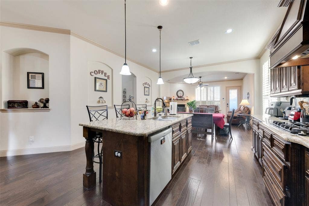5056 Empire Way, Irving, TX 75038 Large kitchen breakfast bar and a center island with sink