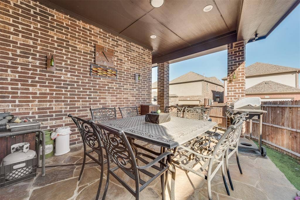 5056 Empire Way, Irving, TX 75038 Relaxing covered patio