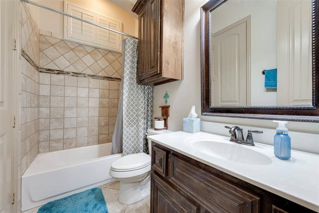 5056 Empire Way, Irving, TX 75038 Full bathroom built in cabinets and shower /bath combo