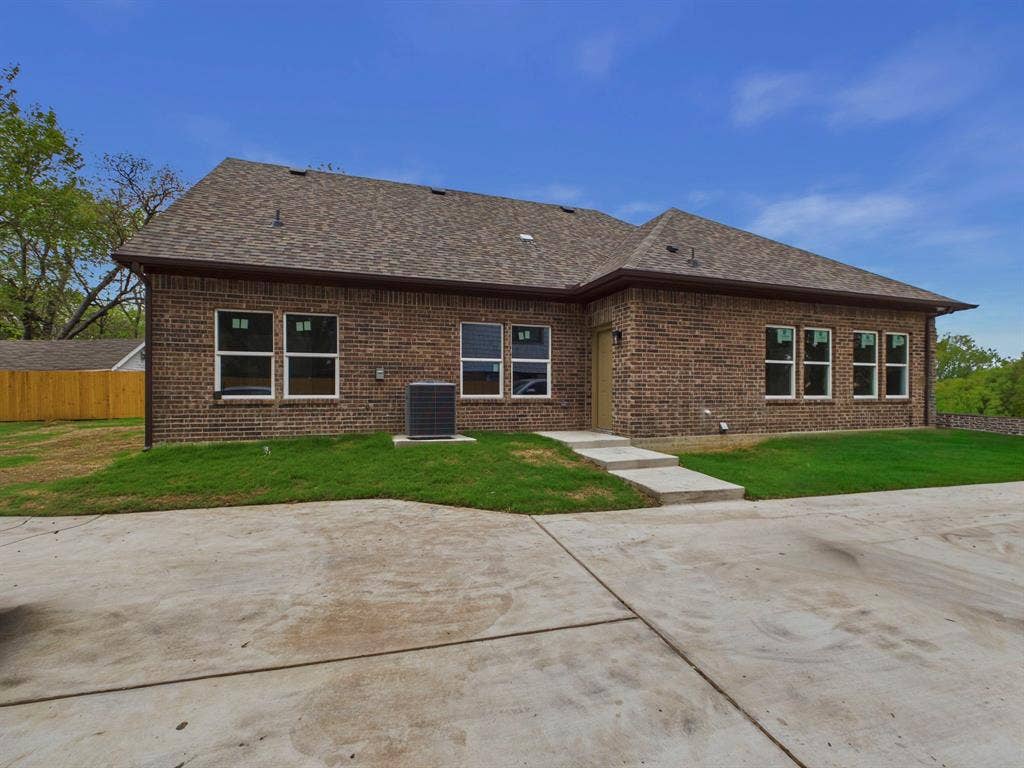 948 Marion Avenue, Fort Worth, TX 76104