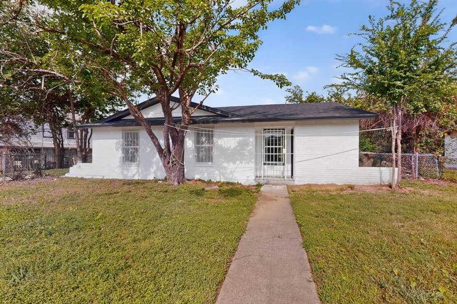 Property photo for 301 Stoneport Drive, Dallas, TX