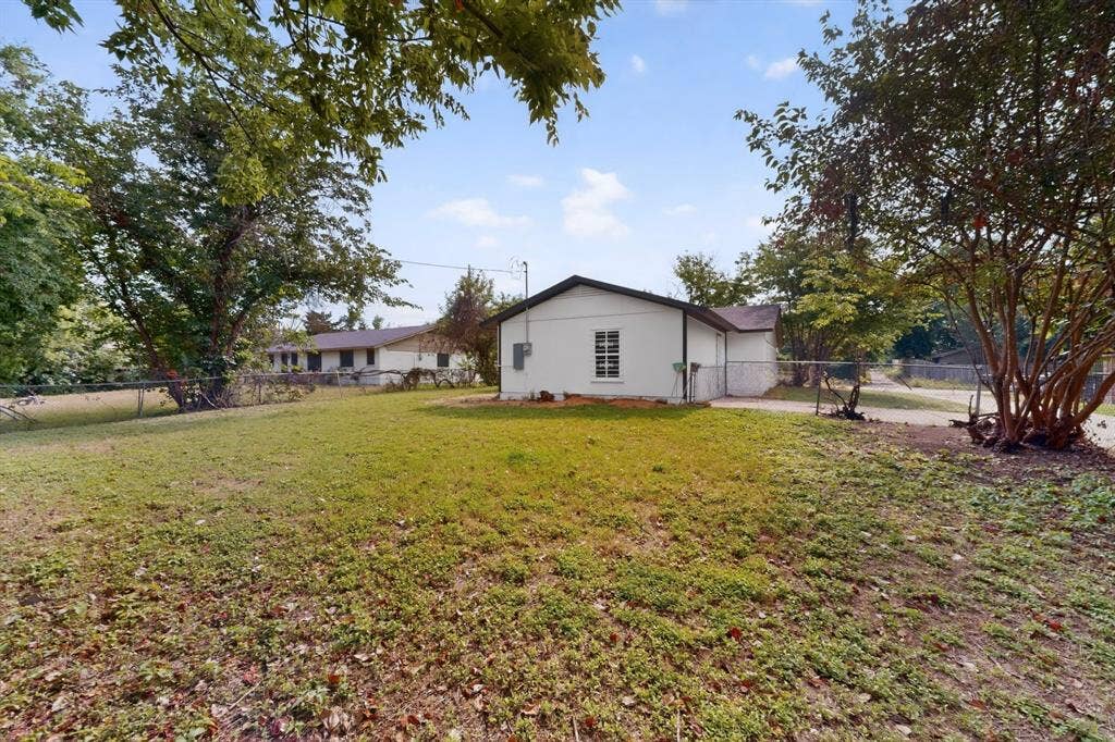 301 Stoneport Drive, Dallas, TX 75217 Expansive grassy yard with mature trees