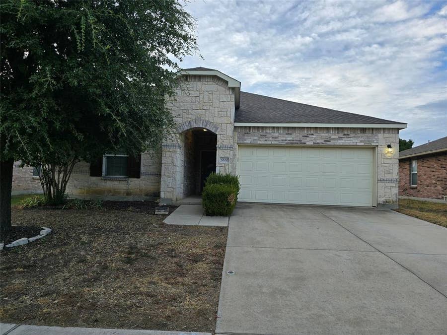 Property photo for 5820 Mirror Ridge Drive, Fort Worth, TX