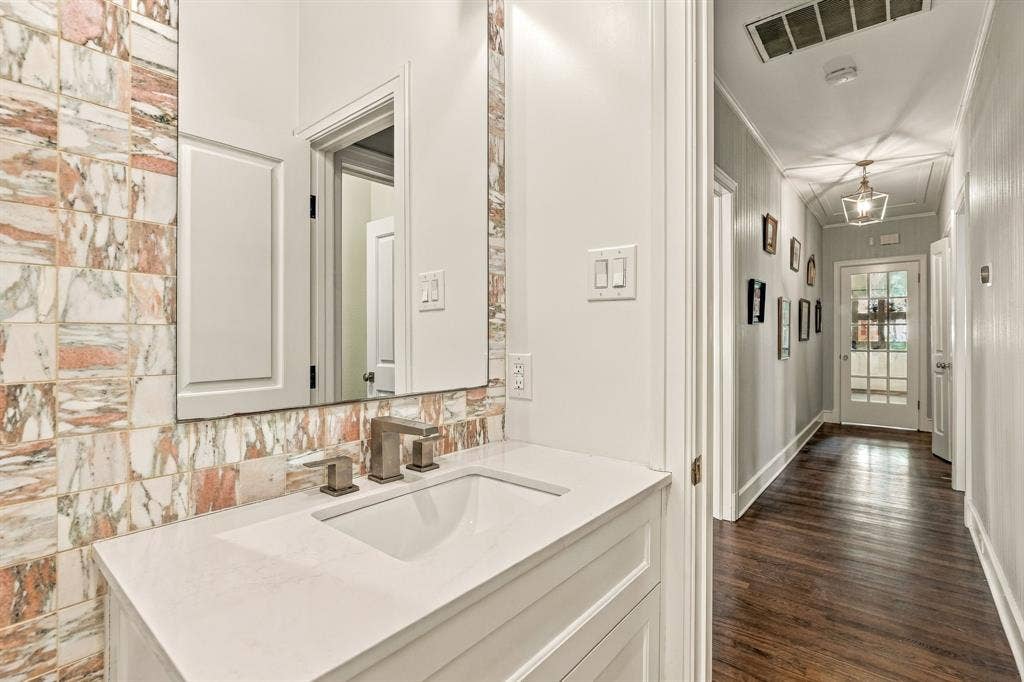 5318 Merrimac Avenue, Dallas, TX 75206 Half Bathroom