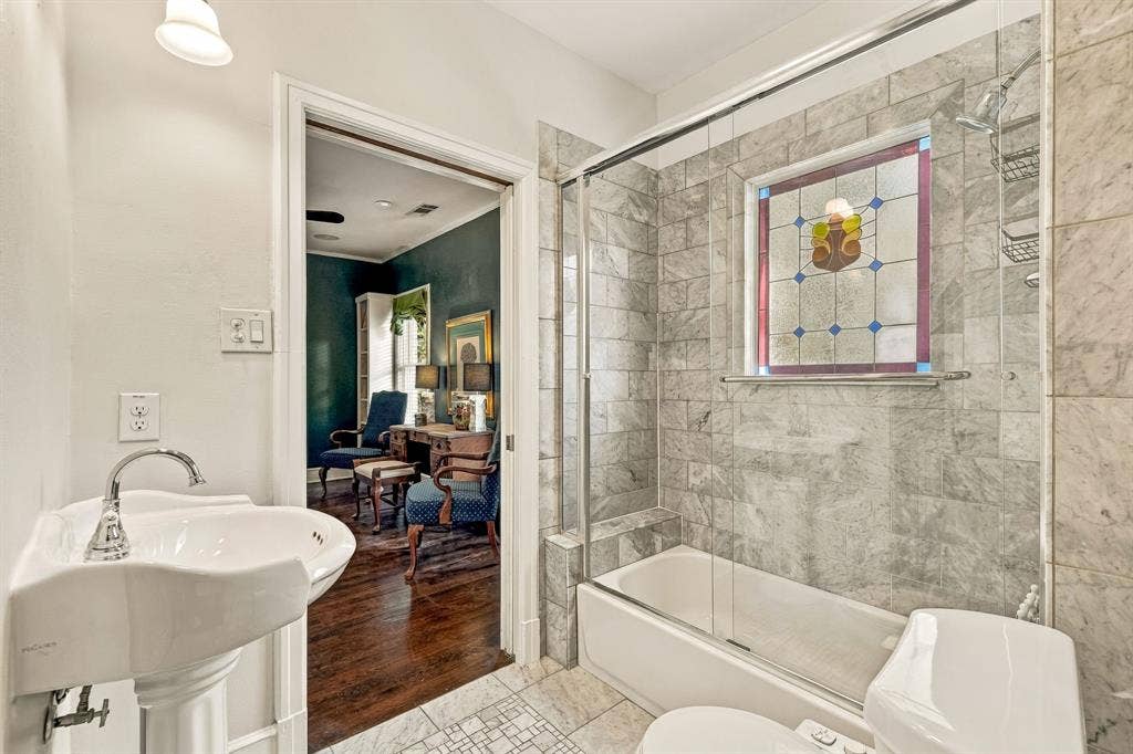 5318 Merrimac Avenue, Dallas, TX 75206 2nd bathroom