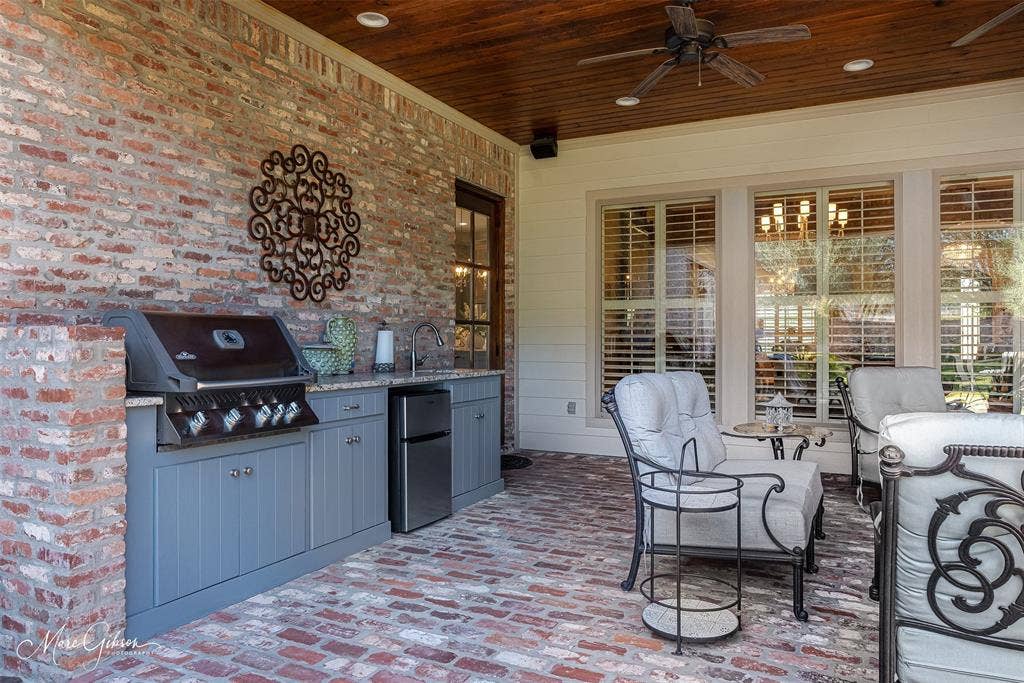 205 Summertree Court, Bossier City, LA 71111