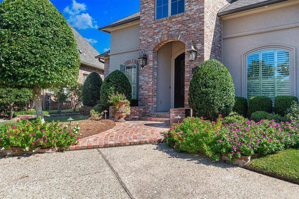 205 Summertree Court, Bossier City, LA 71111