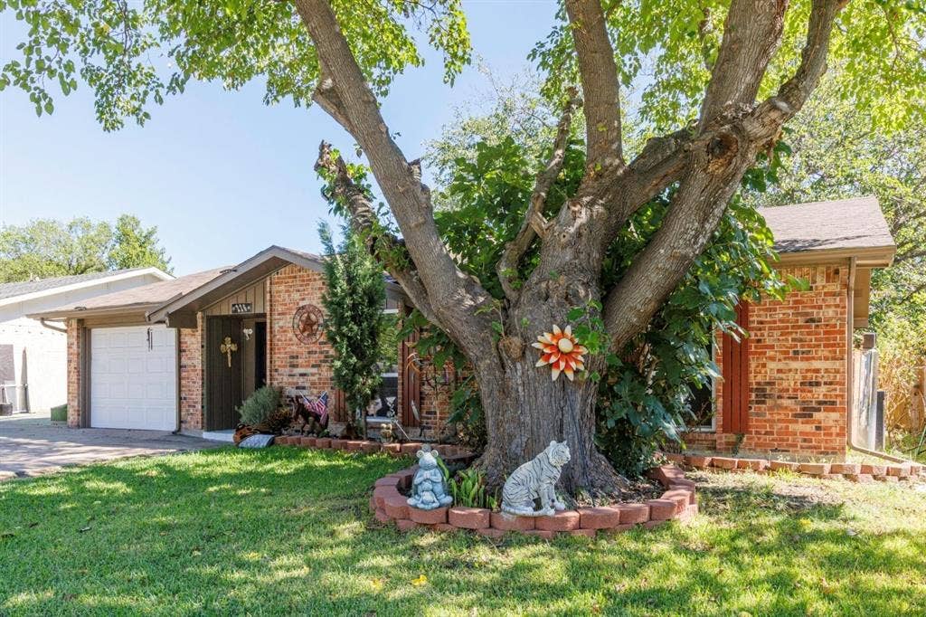 226 Springbranch Drive, Garland, TX 75043 226 Springbranch Drive, Garland, TX 75043