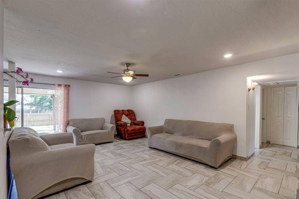 226 Springbranch Drive, Garland, TX 75043 226 Springbranch Drive, Garland, TX 75043