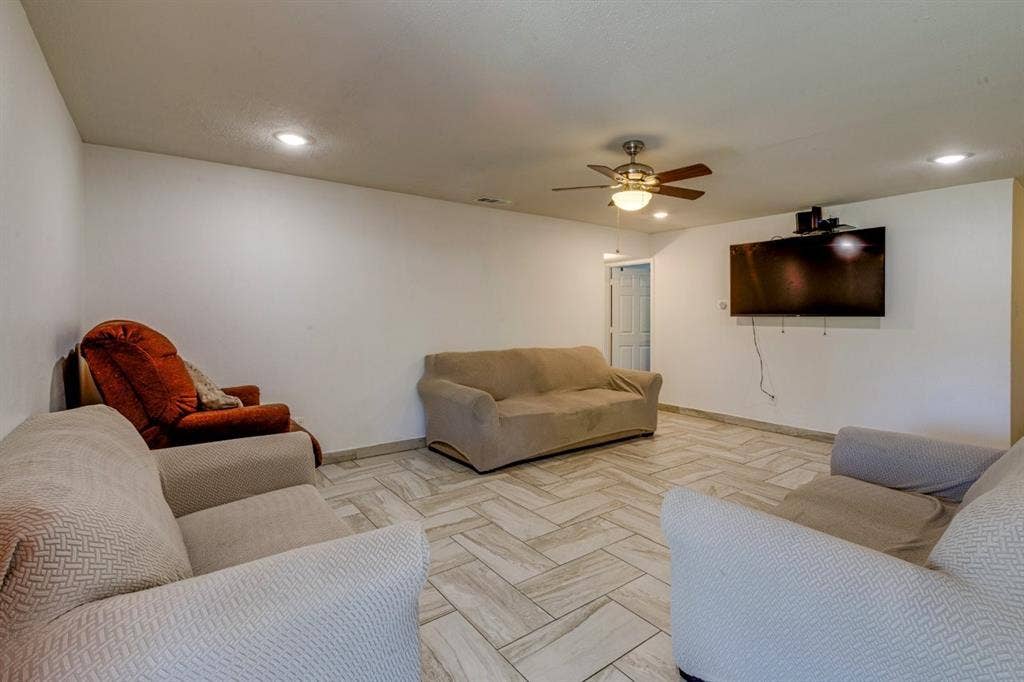 226 Springbranch Drive, Garland, TX 75043 226 Springbranch Drive, Garland, TX 75043