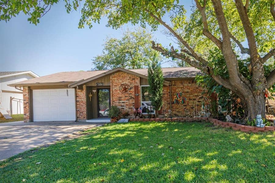 Property photo for 226 Springbranch Drive, Garland, TX