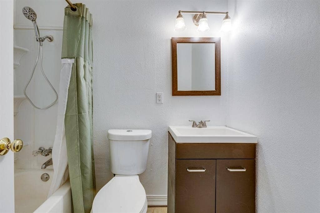 226 Springbranch Drive, Garland, TX 75043 226 Springbranch Drive, Garland, TX 75043