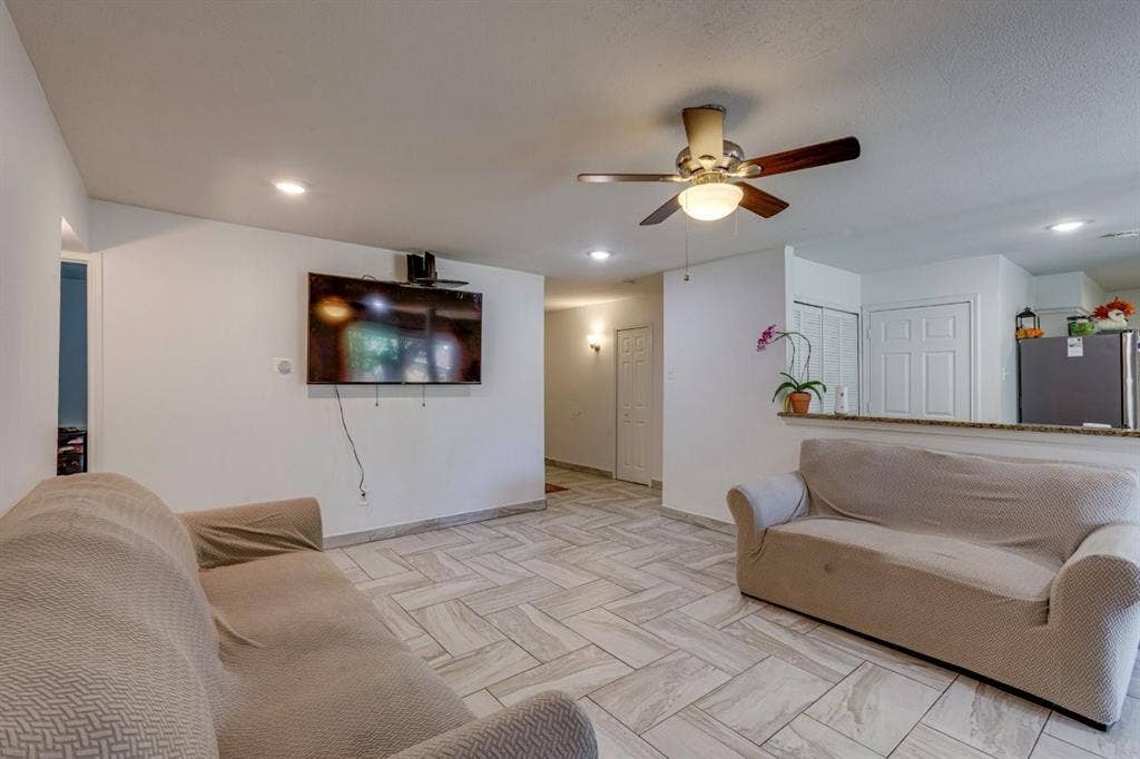 226 Springbranch Drive, Garland, TX 75043 226 Springbranch Drive, Garland, TX 75043