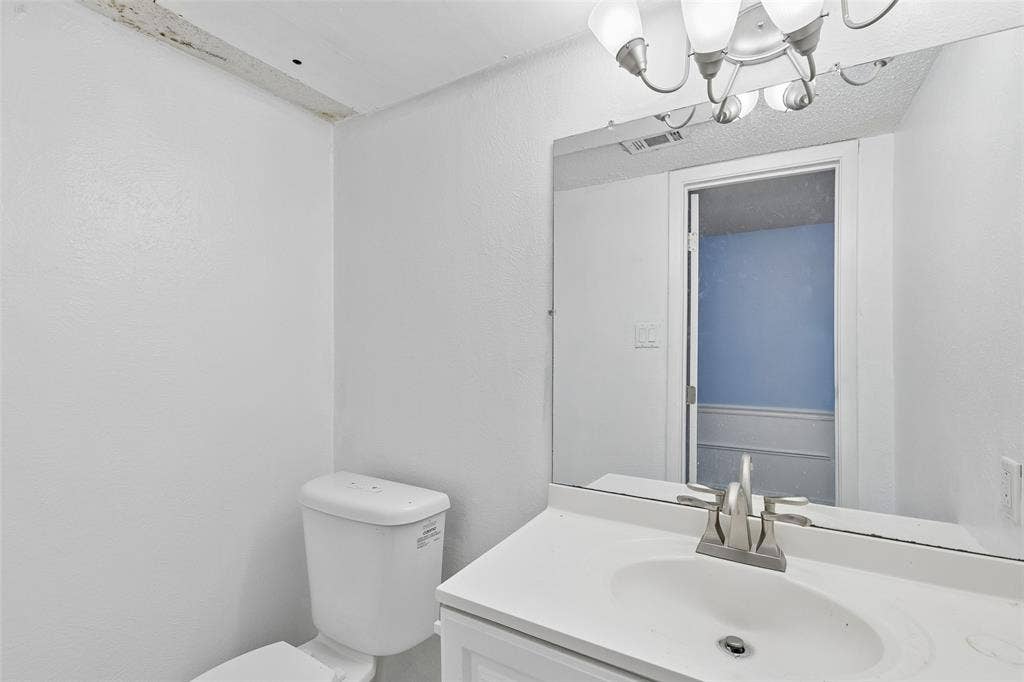 6032 Westridge Lane, #212, Fort Worth, TX 76116 Half Bathroom