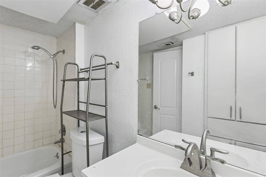 6032 Westridge Lane, #212, Fort Worth, TX 76116 Full Bathroom