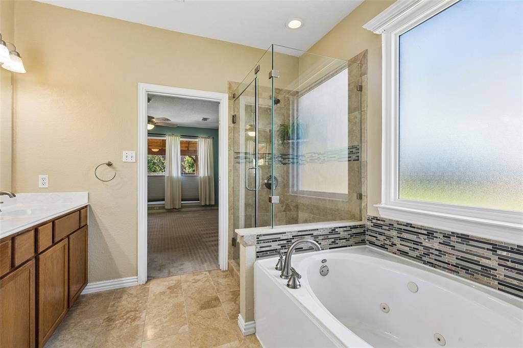 8410 Lexington Court, Rowlett, TX 75089 Primary Ensuite Bathroom