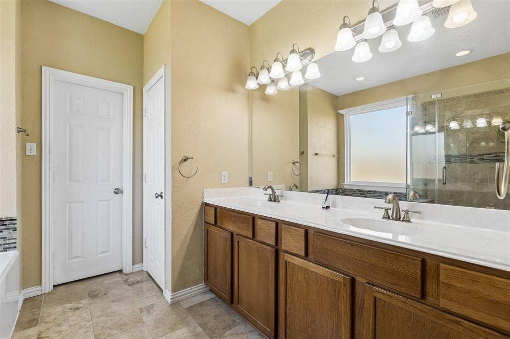 8410 Lexington Court, Rowlett, TX 75089 Primary Ensuite Bathroom