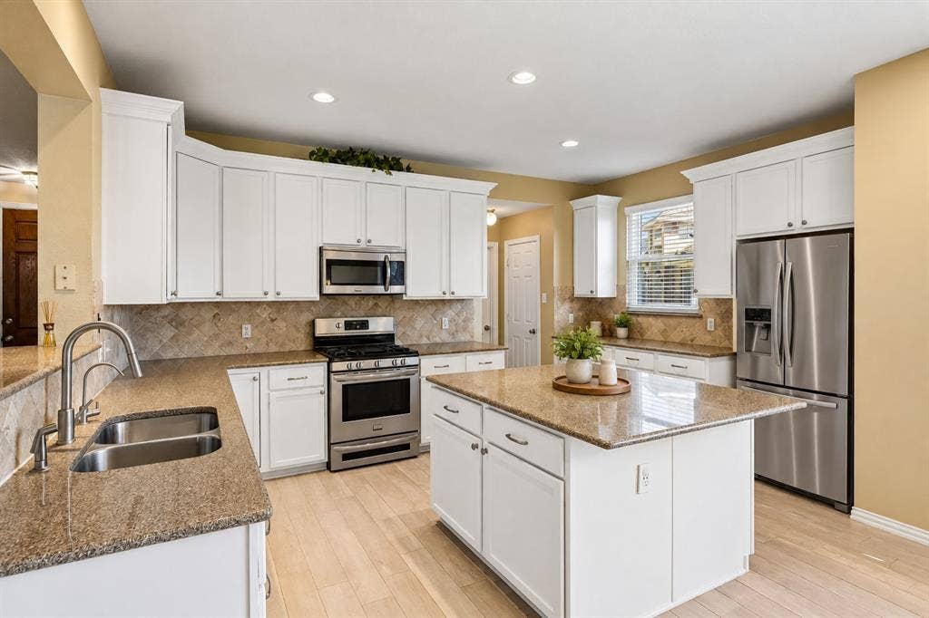 8410 Lexington Court, Rowlett, TX 75089 Kitchen—Virtually Staged