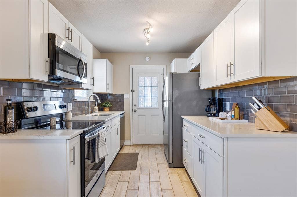 2918 Clover Lane, Euless, TX 76039 2918 Clover Lane, Euless, TX 76039