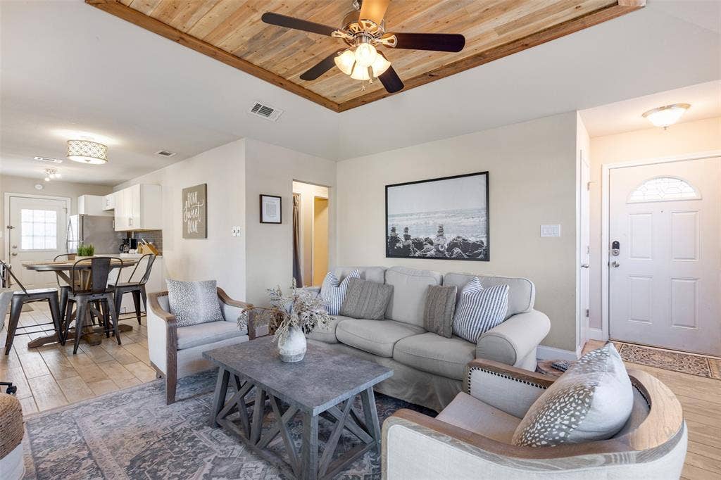 2918 Clover Lane, Euless, TX 76039 2918 Clover Lane, Euless, TX 76039