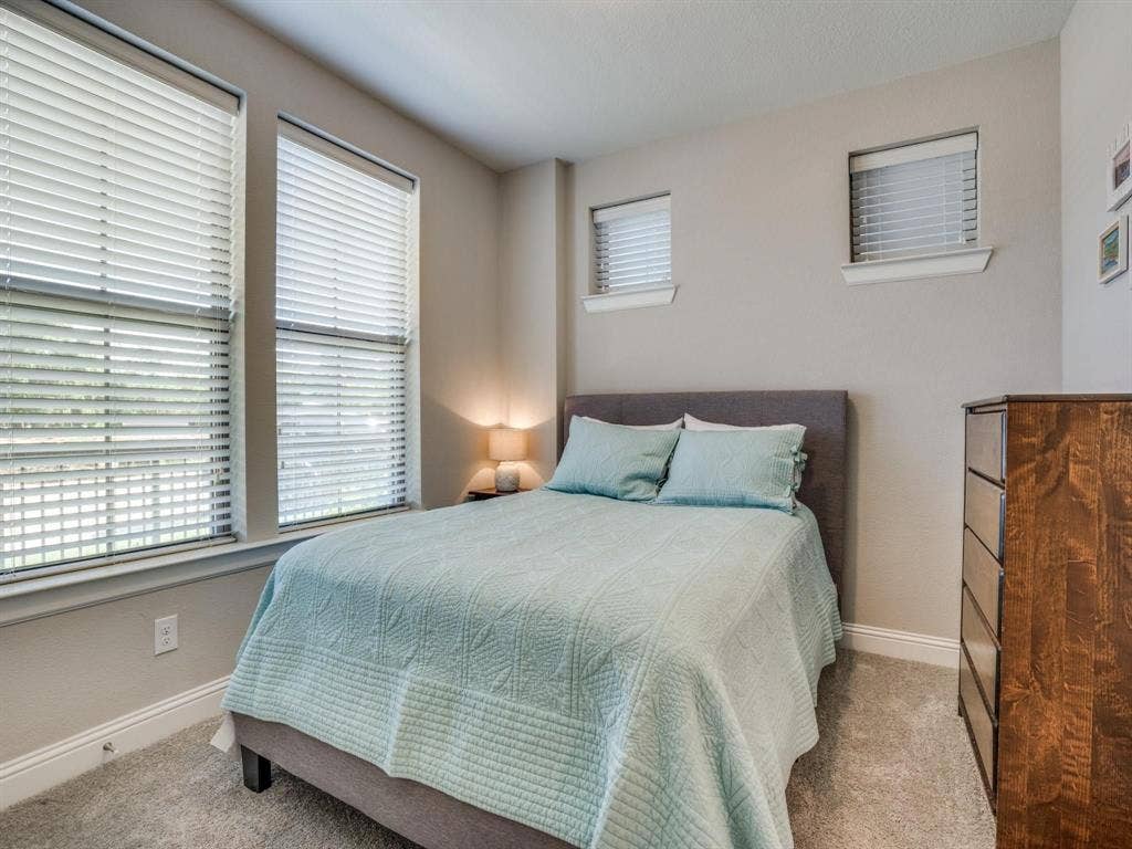 1074 Manacor Lane, Dallas, TX 75212 1074 Manacor Lane, Dallas, TX 75212