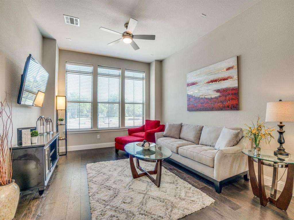 1074 Manacor Lane, Dallas, TX 75212 1074 Manacor Lane, Dallas, TX 75212