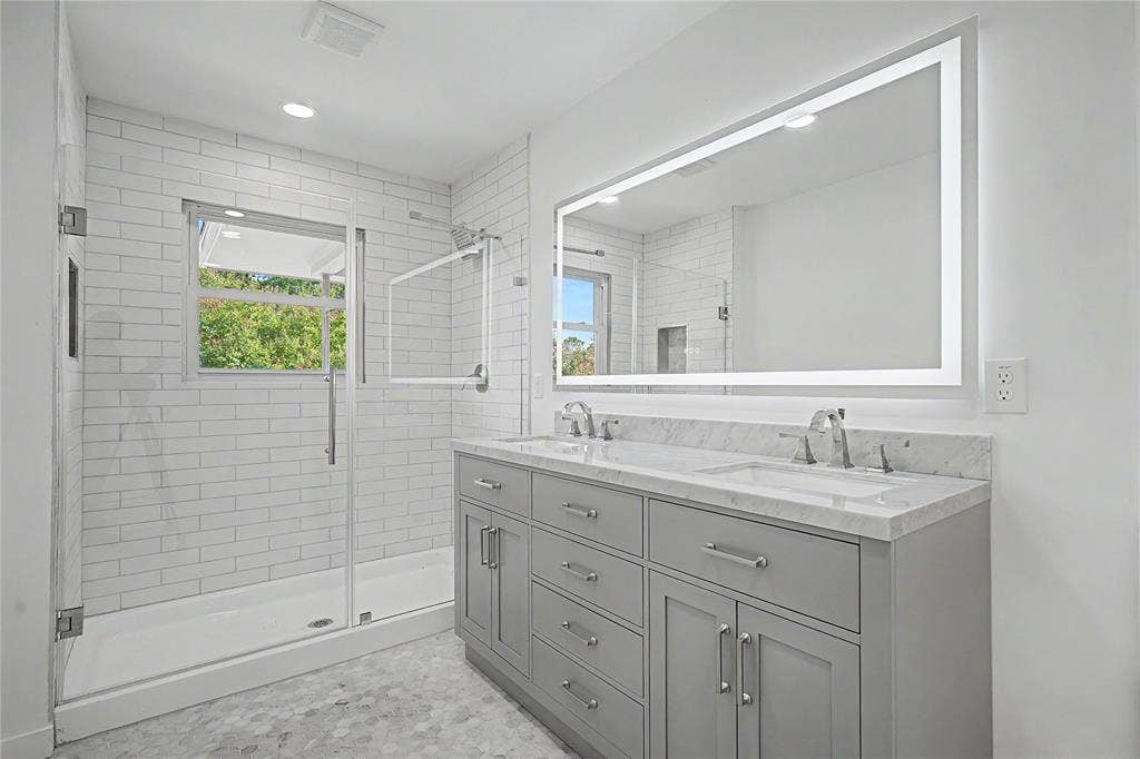 103 S Plymouth Road, Dallas, TX 75211 103 S Plymouth Road, Dallas, TX 75211