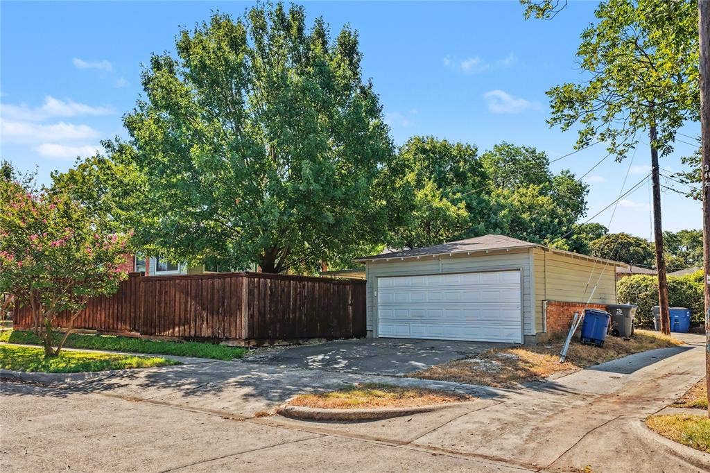 103 S Plymouth Road, Dallas, TX 75211 103 S Plymouth Road, Dallas, TX 75211
