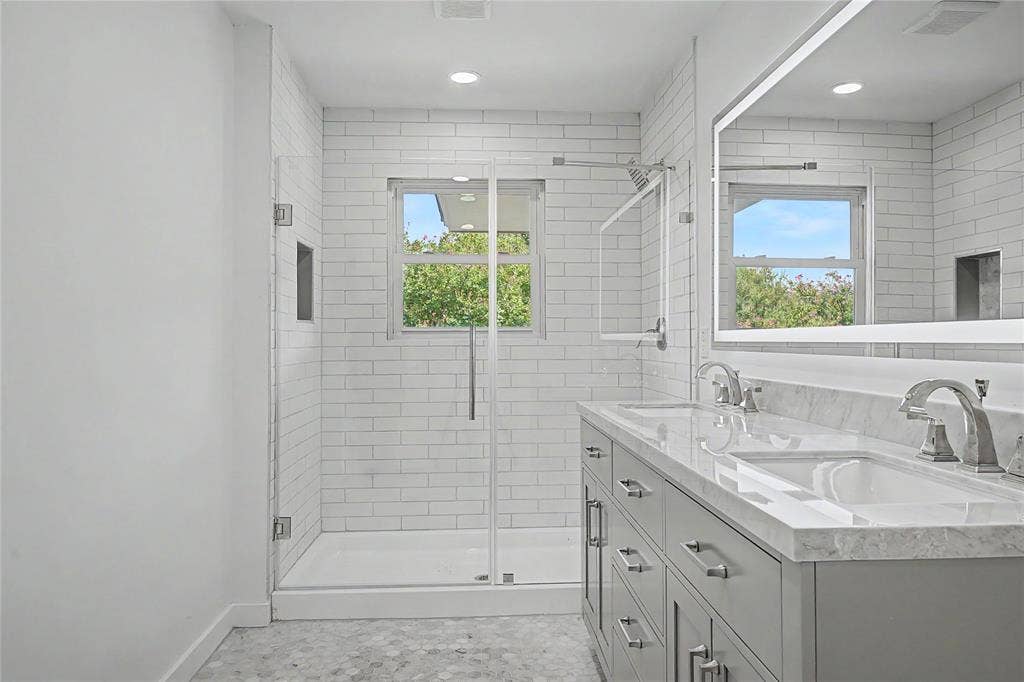 103 S Plymouth Road, Dallas, TX 75211 103 S Plymouth Road, Dallas, TX 75211