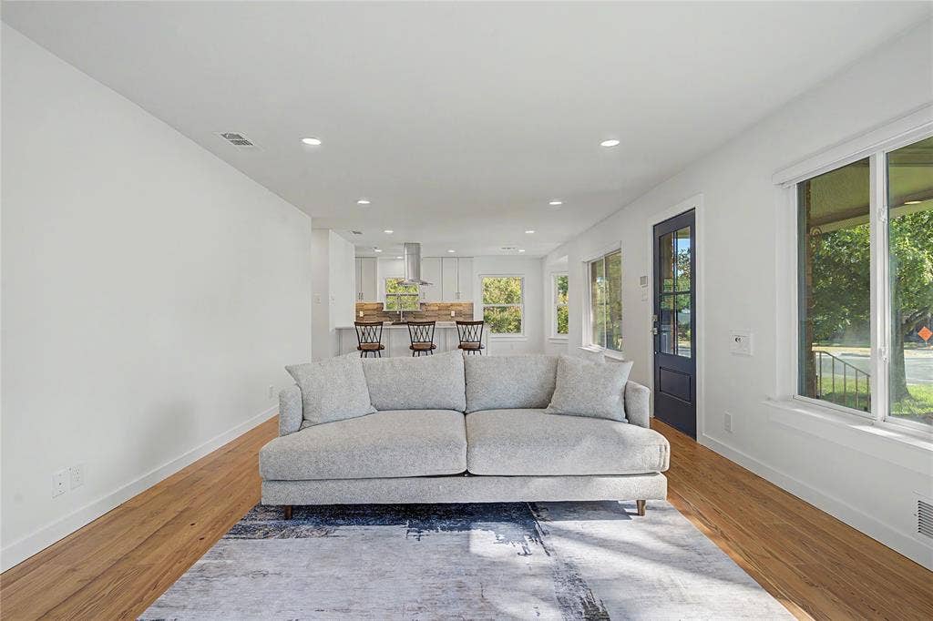 103 S Plymouth Road, Dallas, TX 75211 103 S Plymouth Road, Dallas, TX 75211