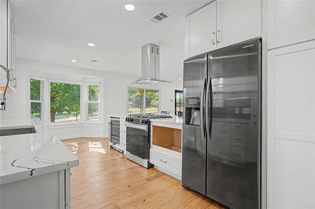 103 S Plymouth Road, Dallas, TX 75211 103 S Plymouth Road, Dallas, TX 75211