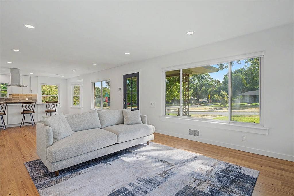 103 S Plymouth Road, Dallas, TX 75211 103 S Plymouth Road, Dallas, TX 75211