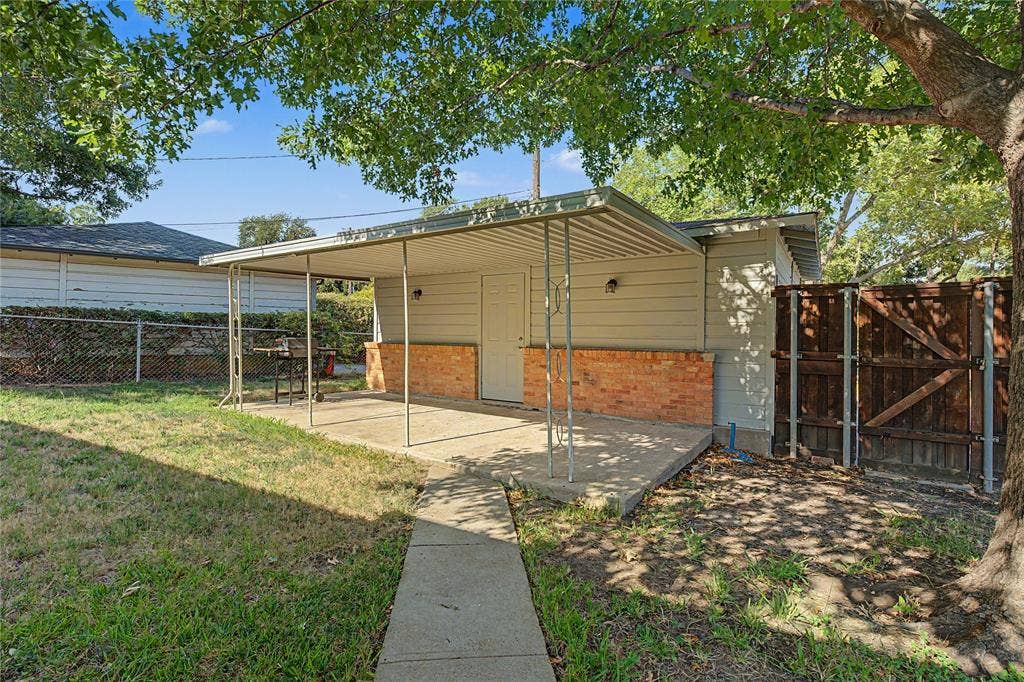 103 S Plymouth Road, Dallas, TX 75211 103 S Plymouth Road, Dallas, TX 75211