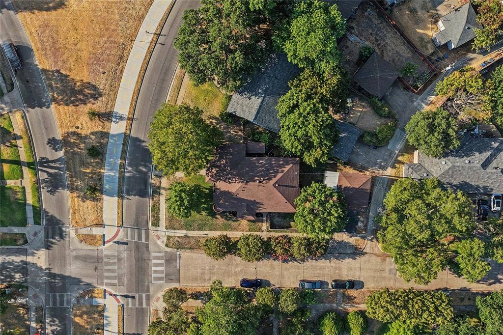 103 S Plymouth Road, Dallas, TX 75211 103 S Plymouth Road, Dallas, TX 75211