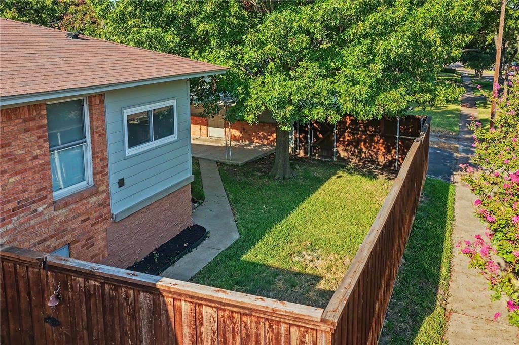 103 S Plymouth Road, Dallas, TX 75211 103 S Plymouth Road, Dallas, TX 75211