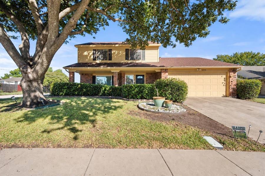 Property photo for 2215 Villanova Street, Arlington, TX