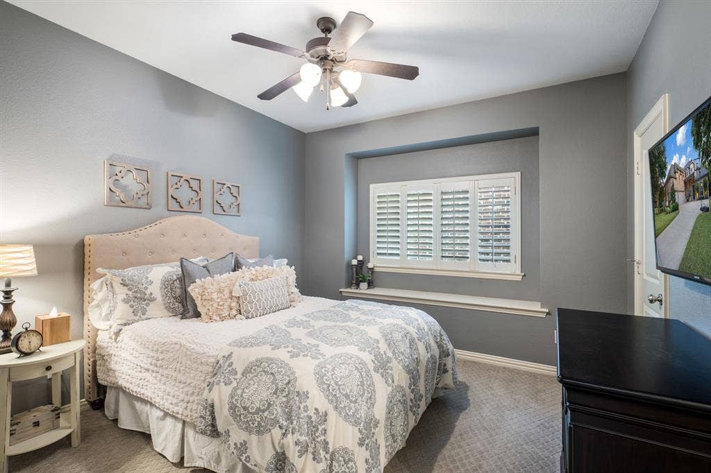 Guest Bedroom on 1st Floor with spacious bathroom and privacy