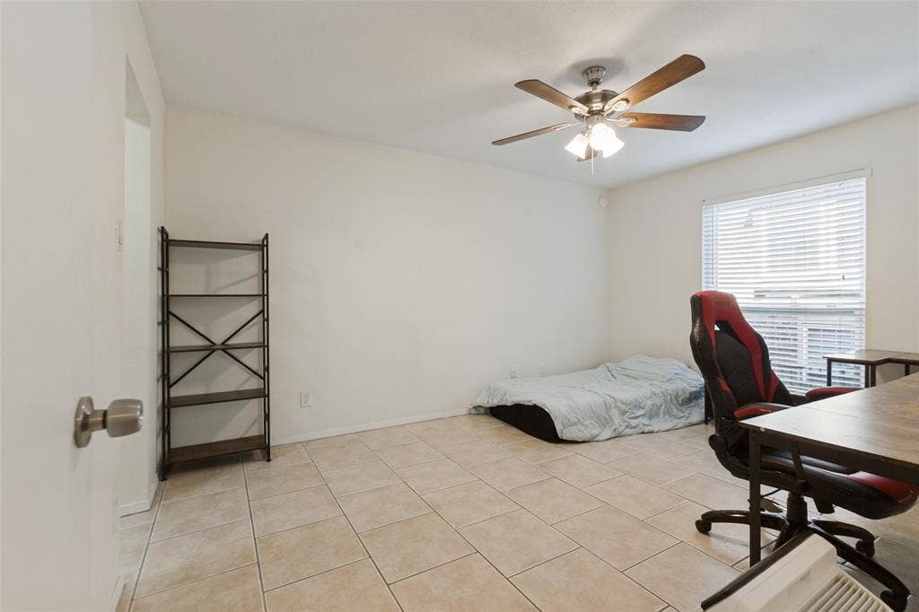 5981 Arapaho Road, #103, Dallas, TX 75248 Neutral tone wall finishes