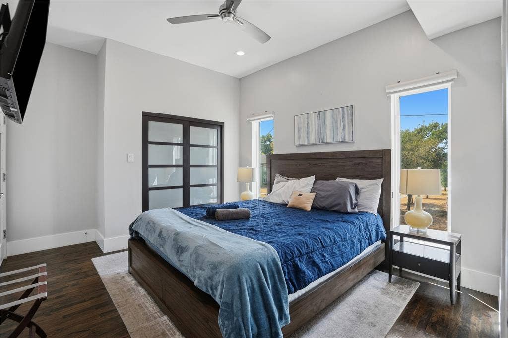 180 S Cisco Street, Dallas, TX 75246 Guest bedroom