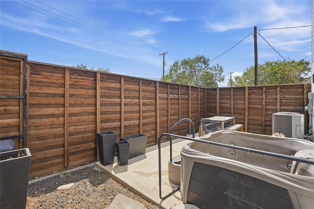 180 S Cisco Street, Dallas, TX 75246 Hot tub