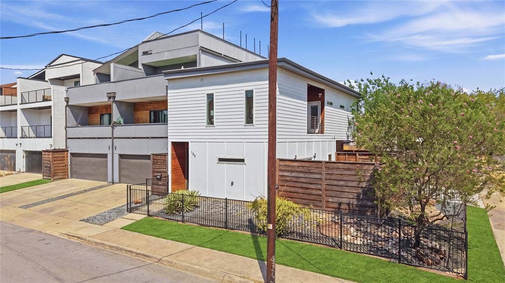 180 S Cisco Street, Dallas, TX 75246 Welcome to 180 S Cisco - the only detached single family home of the group - with close proximity to downtown Dallas and Deep Ellum!